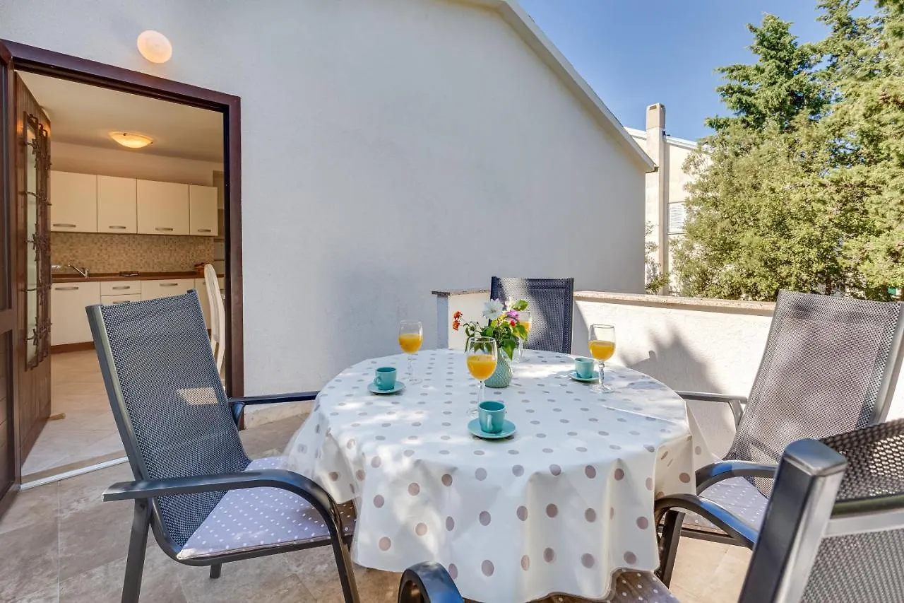 Apartments Katica Mandre 0*,