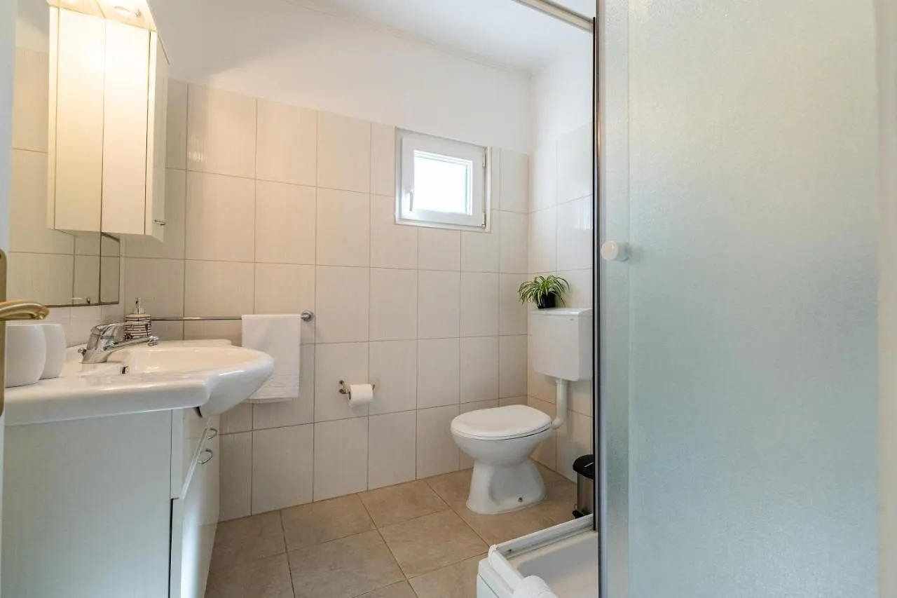 Apartments Katica Mandre 0*,